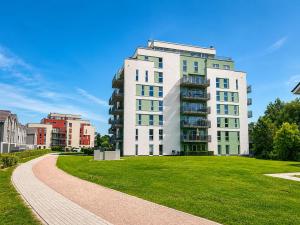 a tall white building with a grassy area in front of it at Vogelkieker in Schillig
