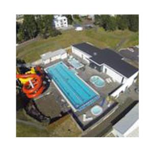 una vista aerea di una casa con piscina di Hildibrand Apartment Hotel a Neskaupstaður