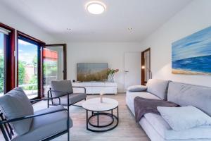 a living room with a couch and a table at Küsten Auszeit in Guttau