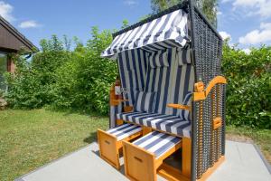a giant beach chair is made out of a shed at Küsten Auszeit in Guttau