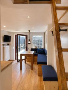 a living room with a couch and a table at Kajüte mit Meerblick & eigener Terrasse in Sierksdorf