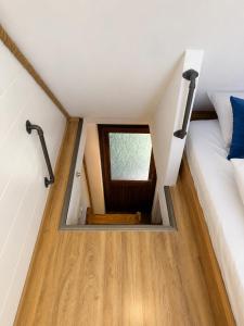 a small room with a bed and a window at Kajüte mit Meerblick & eigener Terrasse in Sierksdorf