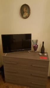 a dresser with a television on top of it at Garden Suite in Genoa