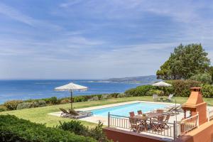 a villa with a swimming pool and a view of the ocean at Villa Agnandi in Lakíthra