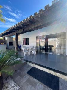 a patio with a table and chairs on it at Casa Cris cabo frio in Cabo Frio