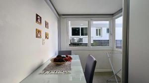 a dining room with a table and a bowl of fruit at Baviera Studio Canela in Canela