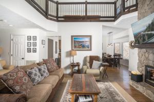 a living room with a couch and a fireplace at Flat Top Lodge in Blowing Rock