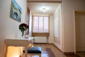 a living room with a table and a window at Rooms Asceric in Stari Banovci