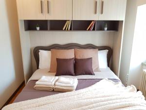 ベルガモにあるLa Casetta Apartmentのベッド1台(枕2つ、タオル付)