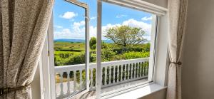 a window with a view of a vineyard at SeaClusion Barna in Barna
