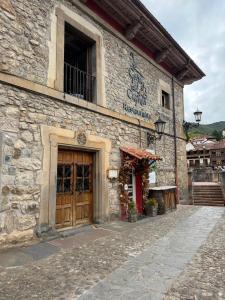 a building with a door and a sign on it at Apartamentos El Capitan in Potes
