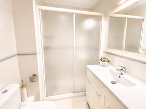 a bathroom with a shower and a sink and a toilet at Apartamento TIERRA in Viveiro