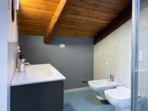 ein Badezimmer mit Waschbecken und Toilette in der Unterkunft Panorama 3B - AffittiPontediLegno in Temù