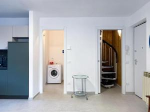 eine Küche mit einer Waschmaschine in einem Zimmer in der Unterkunft Panorama 3B - AffittiPontediLegno in Temù