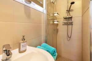a bathroom with a sink and a shower at Lakeside Retreat Apartment in Bestensee