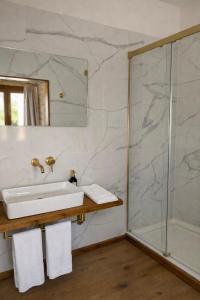 a bathroom with a sink and a shower at Apartamentos El Capitan in Potes