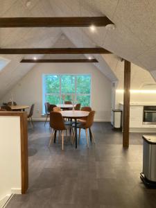 a dining room with a table and chairs at Varde Bed and Kitchen Annekset in Varde