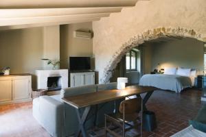 a living room with a bed and a table at Hotel la Plaça Madremanya in Madremanya