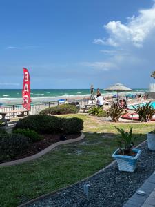 a park with a beach and the ocean in the background at Oceanside Inn in Daytona Beach