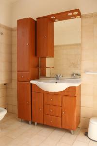 a bathroom with a sink and a mirror at Appartamento in Villa Nadin in Monte Compatri +28 photos