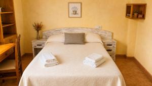 a bedroom with a bed with towels on it at Casa Ilera II, en el corazon de Rioja Alta 8 PAX in Casalarreina