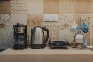 a kitchen counter with two coffins and a coffee maker at The Beach House in Karistos