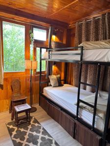 ein Schlafzimmer mit zwei Etagenbetten in einer Hütte in der Unterkunft Zoella in Gushaini