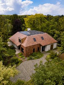an overhead view of a house with a roof at B&Biotope in Heusden