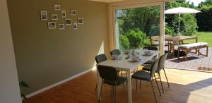a dining room with a table and chairs at Fewo Mandelsloh in Neustadt am Rübenberge