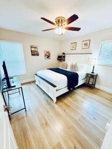 a bedroom with a bed and a ceiling fan at Quiet retreat near Coconut Grove free parking in Miami