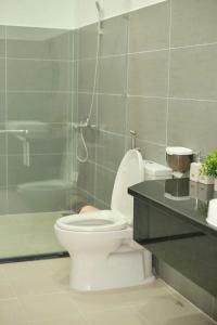 a bathroom with a toilet and a bath tub at Nhi Homestay Phòng đơn 1 in Rạch Giá