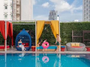 a group of people playing in the pool at a hotel at Mercure Bangkok Sukhumvit 11 in Bangkok +138 photos
