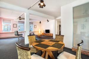 a dining room with a wooden table and chairs at Loftwohnung 140 qm mit Parkplatz, Wlan, 2 Schlafzimmer, Terrasse , Wäscheservice in Groß-Umstadt
