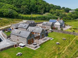 Luftaufnahme eines Hauses mit Steinmauer in der Unterkunft Hay Store in Corwen