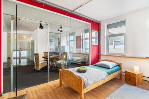 a bedroom with a bed and a glass wall at Loftwohnung 140 qm mit Parkplatz, Wlan, 2 Schlafzimmer, Terrasse , Wäscheservice in Groß-Umstadt
