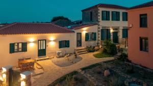 eine Luftaufnahme eines Hauses bei Nacht in der Unterkunft Porto Juno in Portianón