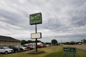 a sign for a parking lot with cars parked at Bilmar Inn & Suites Dell Rapids Near Sioux Falls in Dell Rapids +11 photos