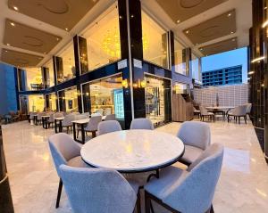 a restaurant with a table and chairs in a building at Palace rif zicht in Nador