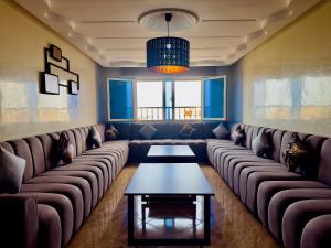 a waiting room with leather couches and a table at Palace rif zicht in Nador