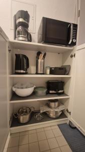 a kitchen with a microwave and some pots and pans at Gemütliche 1-Zimmer-Wohnung im Hildesheimer Wald in Diekholzen