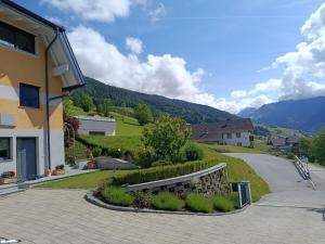 a house with a garden next to a road at Gästehaus Michael in Navis