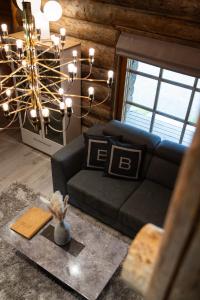 a living room with a couch and a chandelier at Villa RukanKelo in Ruka