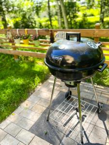 a grill sitting on top of a picnic table at Daisy's Home Vimmerby in Vimmerby