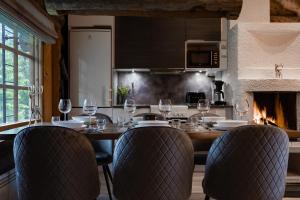 a kitchen with a table and chairs and a fireplace at Villa RukanKelo in Ruka