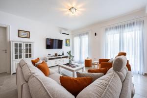 a living room with a couch and a tv at Villa Montenegrina in Krapina