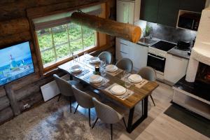 a kitchen and dining room with a table and chairs at Villa RukanKelo in Ruka
