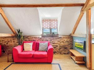 a red couch in a living room with a window at Jasper Cottage Hawkridge in Dulverton