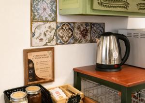 a tea kettle on a counter in a kitchen at Nagomi Casa amplia para empresas, grupos y familias in Pachuca de Soto