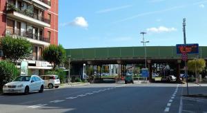 比萨Casa Giulia的一辆白色汽车停在路边