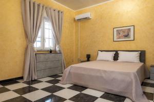 a bedroom with a bed and a window at Casa Vacanza Colletta - appartamenti e lido in Casteldaccia